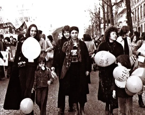 Manifestation à Paris. Nancy Huston derrière Leïla Sebbar.