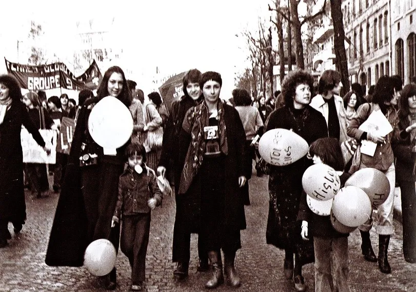 Manifestation à Paris. Nancy Huston derrière Leïla Sebbar.